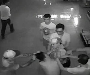 Côn đồ man rợ đánh chủ quán karaoke suốt gần 3 phút: Vì sao chưa khởi tố vụ án?