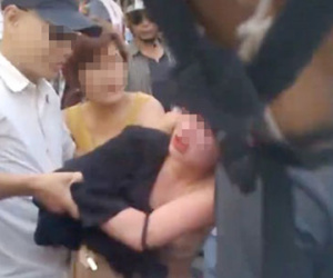Hà Nội: Hot girl bị đánh ghen hội đồng, lột đồ, dọa cắt tóc ngay trước siêu thị Big C Hà Đông