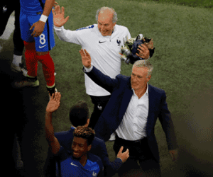 HLV Deschamps thừa nhận sai lầm khi "trảm" Pogba và Griezmann