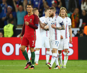 Ronaldo bị tố mắc bệnh ngôi sao, không thèm đổi áo với đội trưởng Iceland