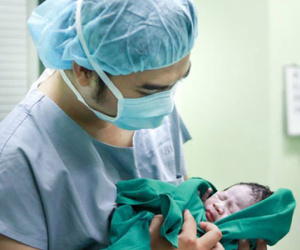 Bác sĩ 9x cầm máy chụp ảnh con chào đời suốt ca mổ