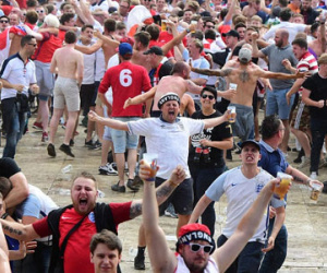 CĐV Wales khóc ngất, người Anh phát cuồng sau chiến thắng