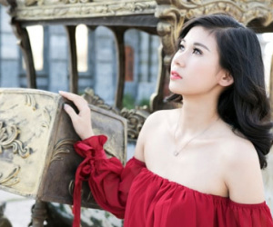 Chân dài Hà thành gợi cảm trong áo trễ vai sexy giữa ngày hè