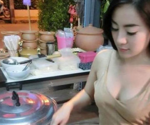 Hàng ăn vặt bỗng nổi như cồn vì cô chủ có thân hình còn quyến rũ hơn cả người mẫu