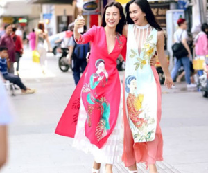 Hoàng Oanh - Ái Phương diện trang phục lạ mắt dạo phố