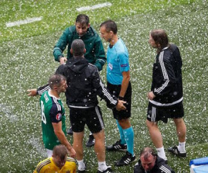 Mưa đá cắt ngang trận Ukraine vs Bắc Ireland