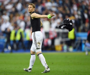 Neuer tức giận vứt áo đấu, Boateng chỉ trích đồng đội