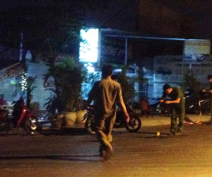 Phát hiện thanh niên với 8 vết thương trên người, nằm gục trên đường