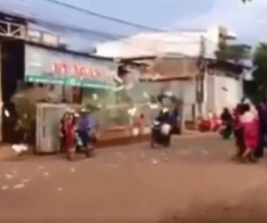 Thực hư việc con mở nhạc đám ma, rải vàng mã trong đám cưới của cha