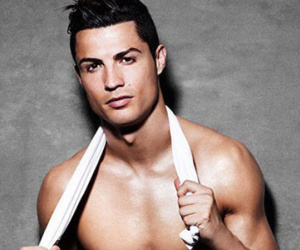 Tiết lộ: Ronaldo nhắn tin tán tỉnh siêu mẫu từng qua tay Balotelli, Nani, Ashley Cole