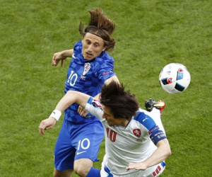 Czech 2-2 Croatia: Fan cuồng làm loạn, Croatia rơi chiến thắng