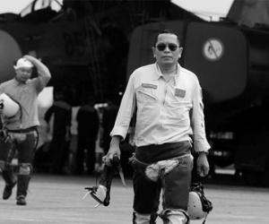 Đưa thi thể phi công Trần Quang Khải về bờ