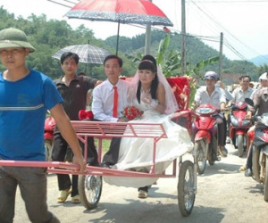 Màn rước dâu bằng xe người kéo ở Thanh Hoá gây bất bình