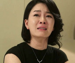 Ngã quỵ trước sự xuất hiện và thông báo động trời của người phụ nữ lạ mặt