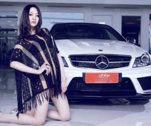"Ngọc nữ" sexy thiêu đốt bên xe sang