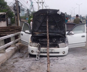 Ô tô lại bất ngờ bốc cháy