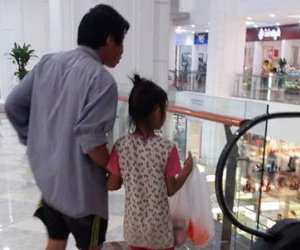 Bố đi chân đất, nắm tay con gái mua mì tôm trong Trung tâm thương mại