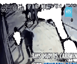 Clip: Người mẹ dùng hết sức bình sinh bảo vệ con 3 tháng khỏi tay kẻ bắt cóc