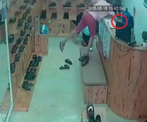 Clip thanh niên trộm điện thoại trong cửa hàng bán giày