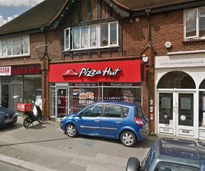 Cô gái 17 tuổi bị kéo khỏi tiệm Pizza Hut rồi bị đâm và hãm hiếp
