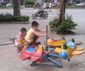 Mẹ Việt ở chung cư cao cấp từ mặt nhau vì đồ chơi con