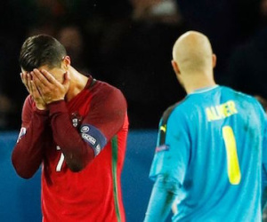 Ronaldo đi vào lịch sử bóng đá Bồ Đào Nha trong trận đấu "vứt đi"