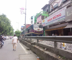Cố vượt đường sắt, nam thanh niên bị tàu hỏa kéo lê 10m