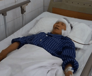 Đang chơi trước nhà, bé gái bất ngờ bị bác ruột chém chết