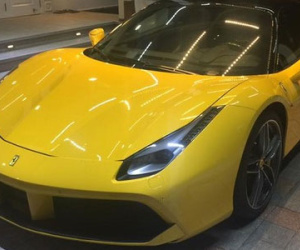 Em trai Phan Thành nhận quà tốt nghiệp là siêu xe Ferrari 488 GTB