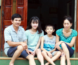 Gia đình "nữ sinh bị cưa chân" xin không đình chỉ bác sĩ