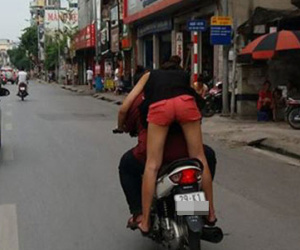 Hà Nội: Clip cô gái trẻ "làm xiếc" trên phố, vừa đứng sau vừa lái xe vừa hôn hít bạn trai