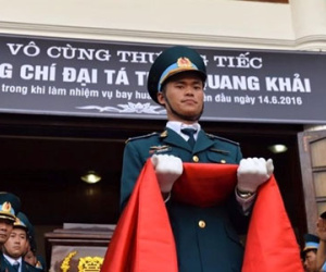 Hình ảnh xúc động trong đám tang phi công Trần Quang Khải