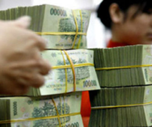 Lãi suất cho vay: Ngân hàng nói giảm, doanh nghiệp vẫn “oằn mình” gánh lãi
