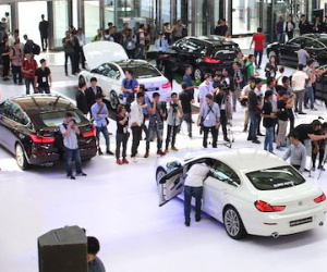 Ôtô tăng giá 200 triệu: Xếp hàng nửa năm mới có xe