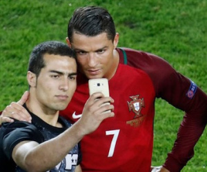 Ronaldo "tự sướng" với CĐV, Bộ Đào Nha lĩnh họa