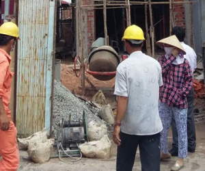 Sau tiếng nổ lớn, 2 công nhân bị điện giật nguy kịch
