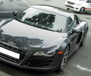 Siêu xe Audi R8 V10 màu lạ ở Sài Gòn