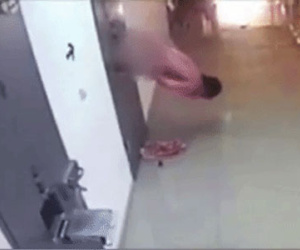 Vượt ngục như xiếc qua ô cửa đưa thức ăn vào phòng giam