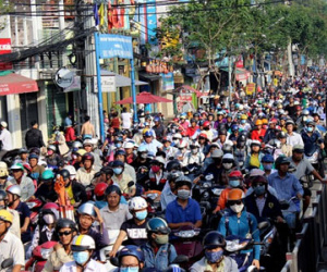 Xe đầu kéo tông sập tường ở Sài Gòn, giao thông kẹt cứng