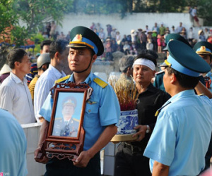 Hàng nghìn người đưa tiễn đại tá phi công Trần Quang Khải