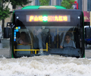 Lũ lớn ngập ngang xe buýt ở phía nam Trung Quốc