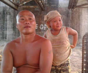 Dị nhân trần truồng ở bãi giữa sông Hồng: “Sướng nhất ở đời là bỏ quần áo ra!”