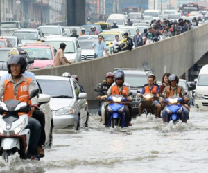 Đường phố Bangkok hóa sông do mưa lớn nhất trong 25 năm