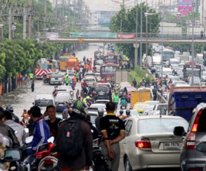 Đường phố Bangkok hóa sông do mưa lớn nhất trong 25 năm