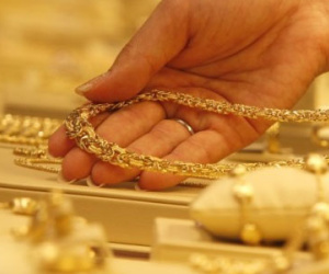 Giá vàng tụt dốc thảm hại