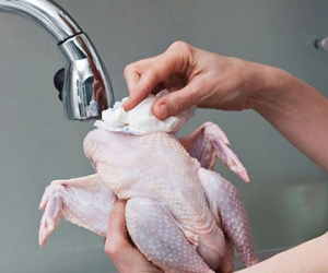 Rửa thịt gà sống làm vi khuẩn gây bệnh lây lan