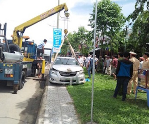 Tài xế Camry đạp nhầm chân ga, người đi đường hoảng loạn