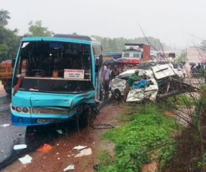 Xe bus chạy quá tốc độ đâm xe tải khiến 8 học sinh Ấn Độ thiệt mạng