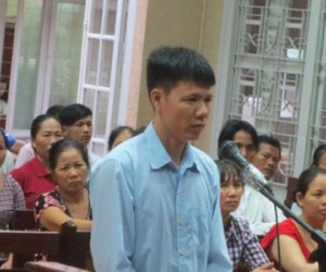 3 năm tù cho gã chồng cuồng ghen, cắm dao vào ngực vợ