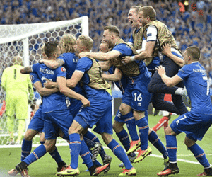 BLV Iceland khóc nức nở khi đội nhà giành vé vào vòng 1/8